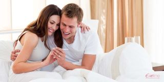 Vợ chồng hạnh phúc khi que thử thai báo 2 vạch